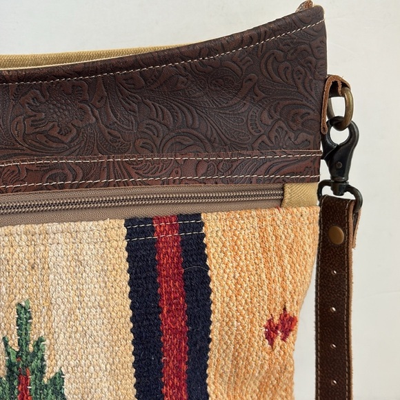 Myra Fragrant Yellow Shoulder Bag crossbody SW rug design embossed leather - Picture 7 of 16